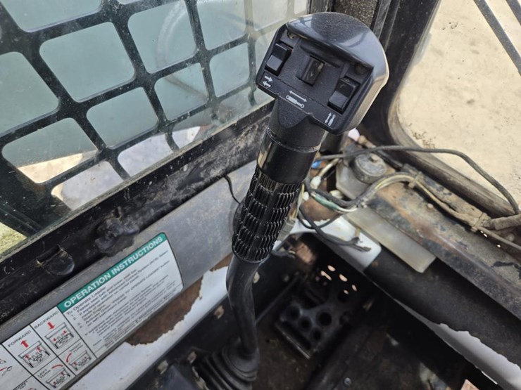 2009-bobcat-s330-image-18