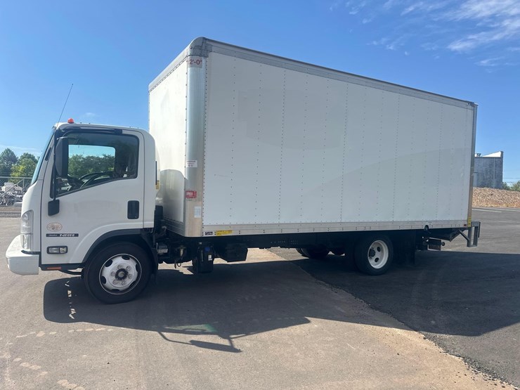 2022-isuzu-npr-image-7