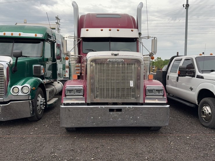 #2108-•-2000-freightliner-classic-road-tractor-image-2