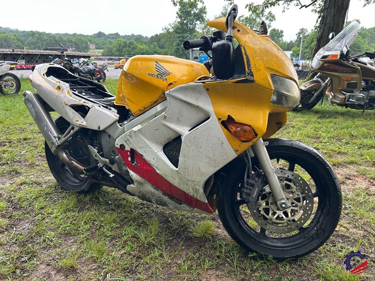 2000-honda-vfr800-(interceptor)-motorcycle-image-4