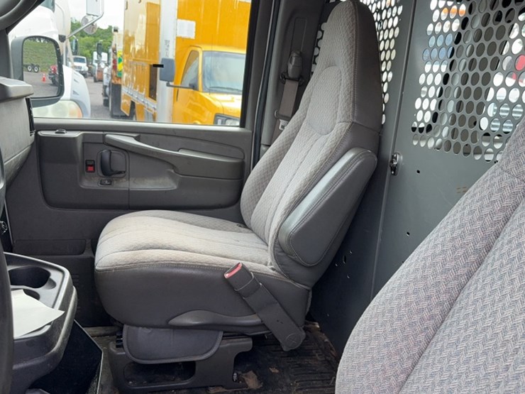 2004-chevrolet-3500-image-18