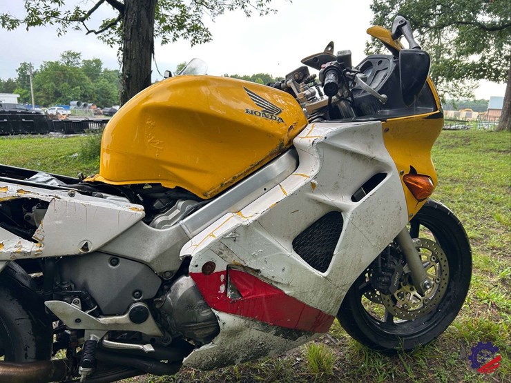 2000-honda-vfr800-(interceptor)-motorcycle-image-16