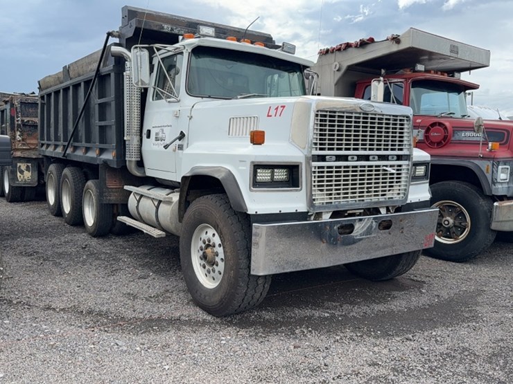 1985-ford-9000-image-1