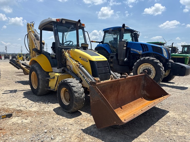 2009-new-holland-b95b-image-2