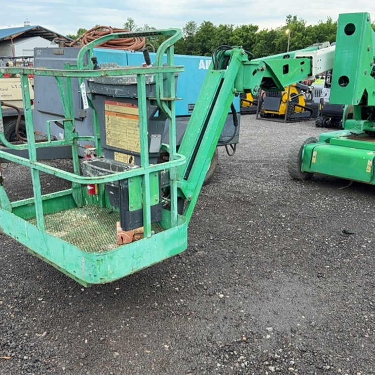 2011 JLG E400AJP