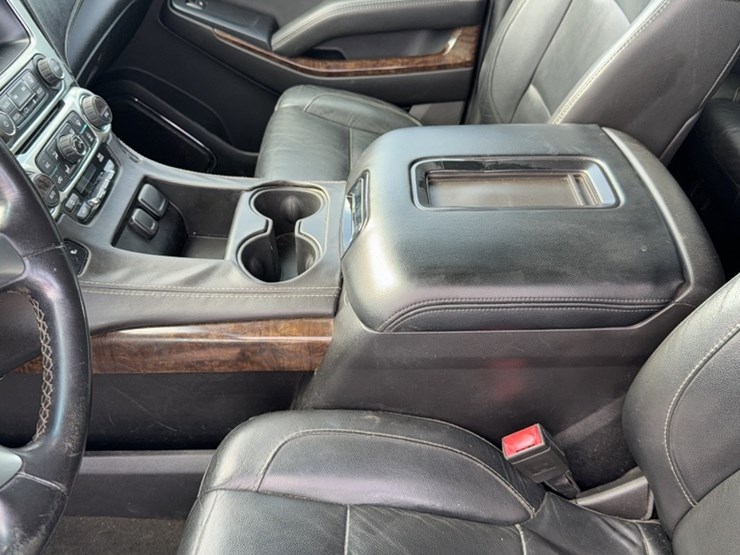 2015-chevrolet-suburban-image-16