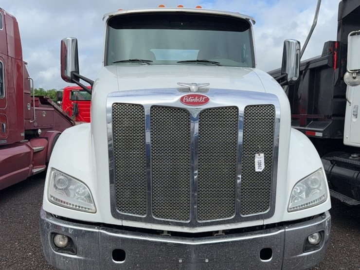 2015-peterbilt-579-image-2