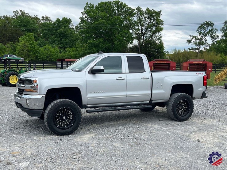 2017-chevrolet-silverado-lt-pickup-truck-image-1