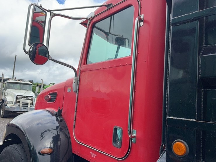 2006-peterbilt-335-image-12