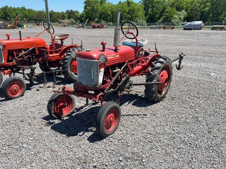 #3073-•-farmall-cub-tractor-image-1