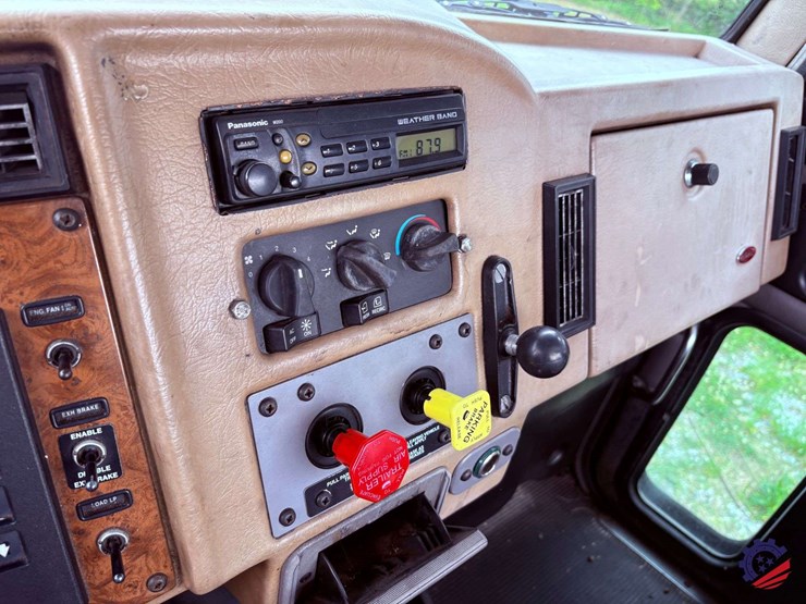 2006-peterbilt-335-image-67