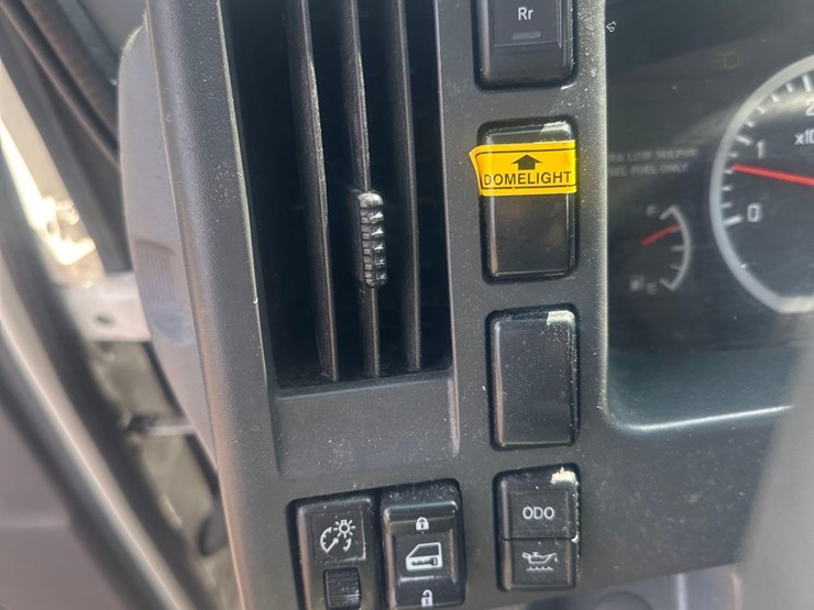 2022-isuzu-npr-image-27