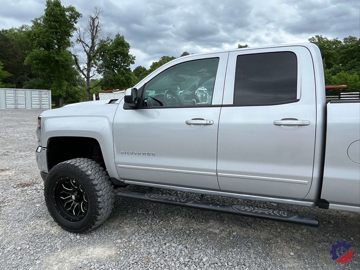 2017-chevrolet-silverado-lt-pickup-truck-image-17