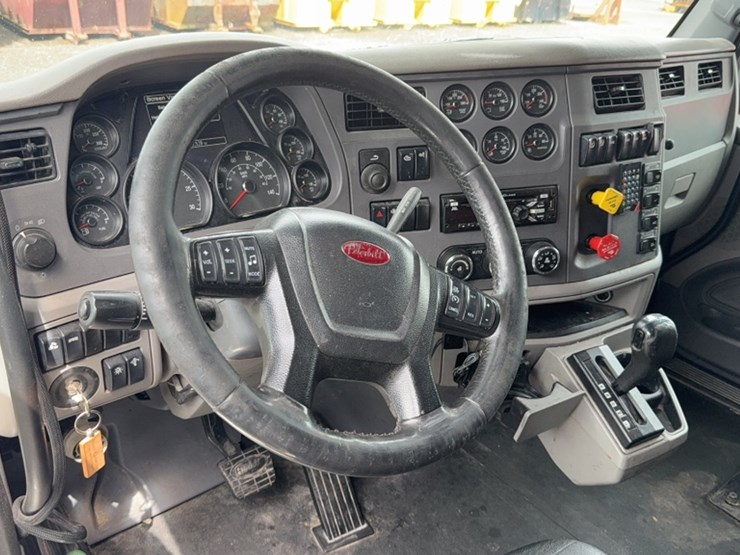 2015-peterbilt-579-image-16