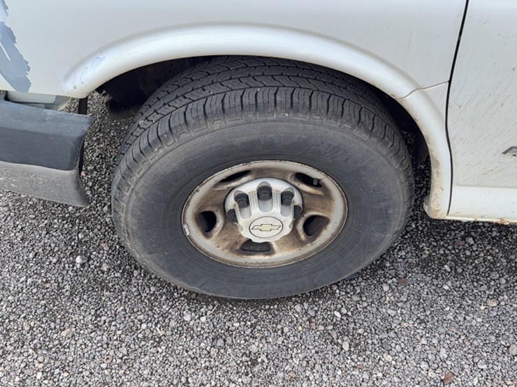 2004-chevrolet-3500-image-15