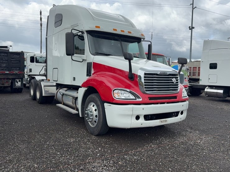 #2107-•-2016-freightliner-tandem-axle-road-tractor-image-3