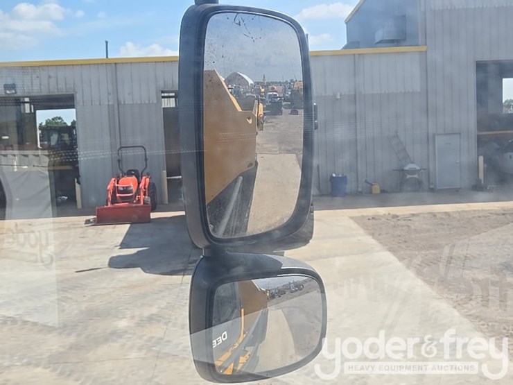 2023-deere-260e-image-42