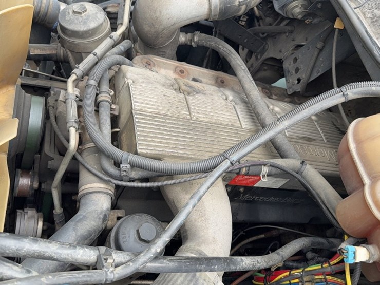 #2106-•-2004-freightliner-single-axle-road-tractor-image-21