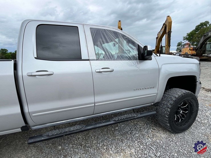 2017-chevrolet-silverado-lt-pickup-truck-image-40
