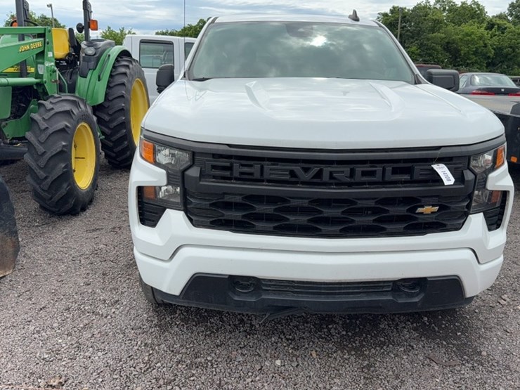#3014-•-2022-chevy-silverado-pickup-truck-image-2