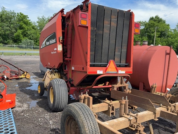 new-holland-br740-image-5