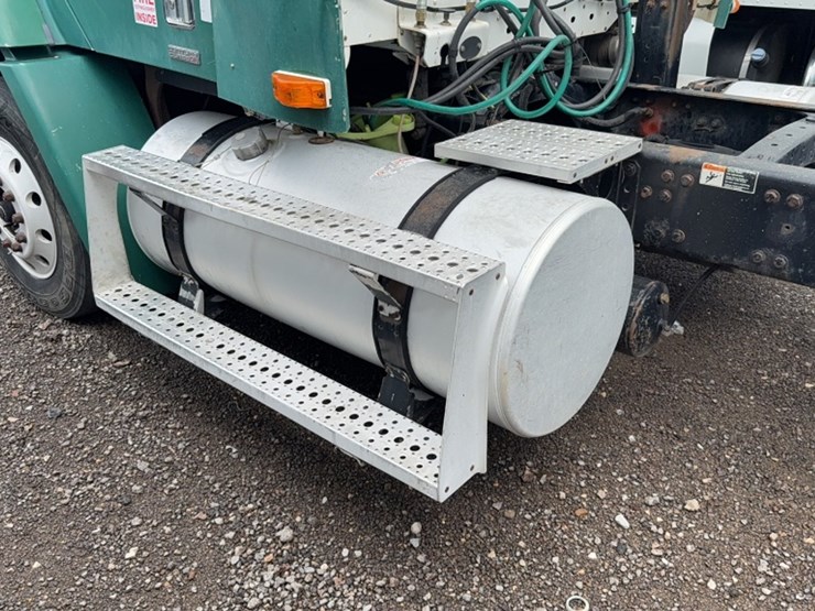#2106-•-2004-freightliner-single-axle-road-tractor-image-12
