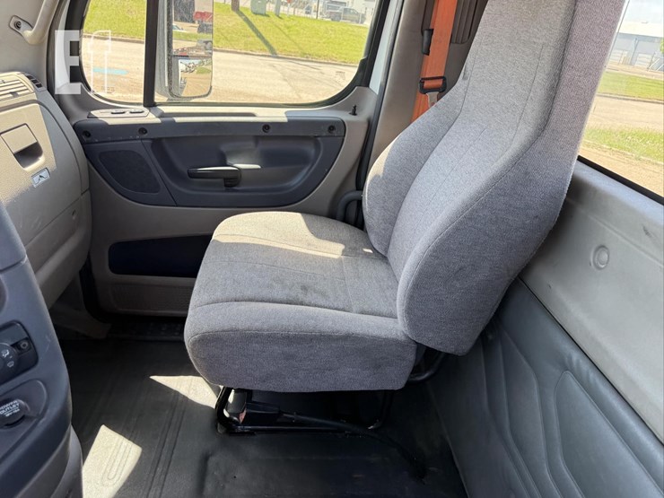 2013-freightliner-cascadia-125-image-38