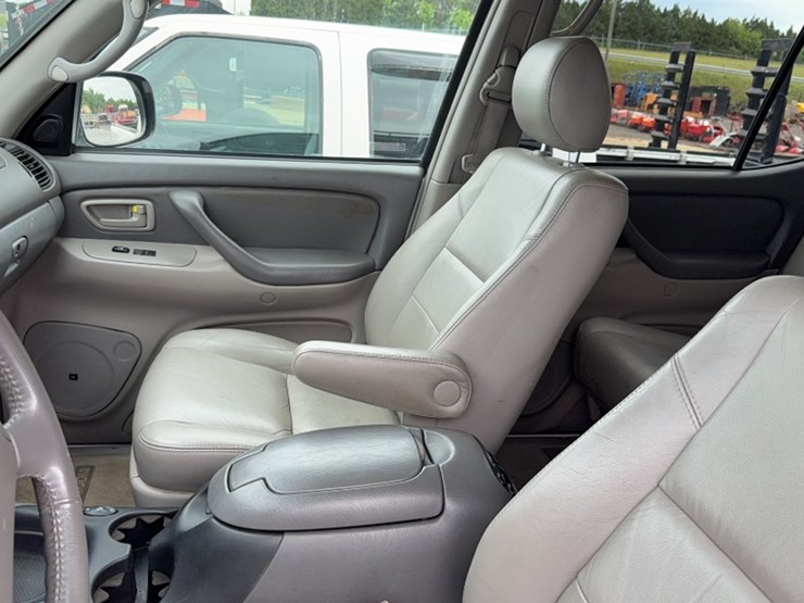 2007-toyota-sequoia-image-18