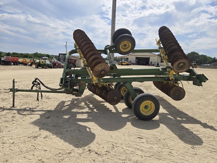 john-deere-220-image-13