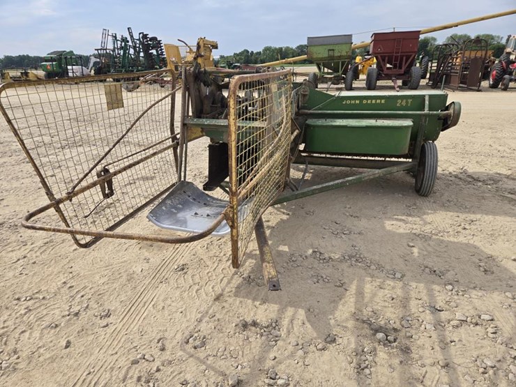 john-deere-24t-image-10