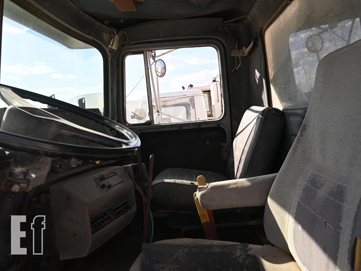 1988-mack-r690st-image-3