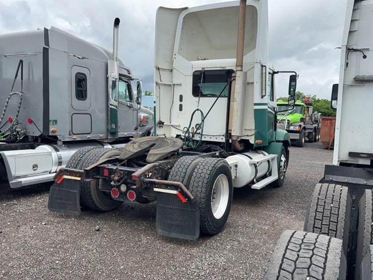 #2106-•-2004-freightliner-single-axle-road-tractor-image-8