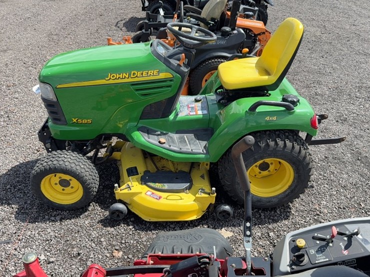 john-deere-x585-image-8