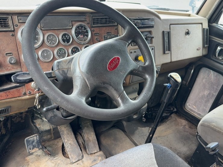 2006-peterbilt-335-image-19