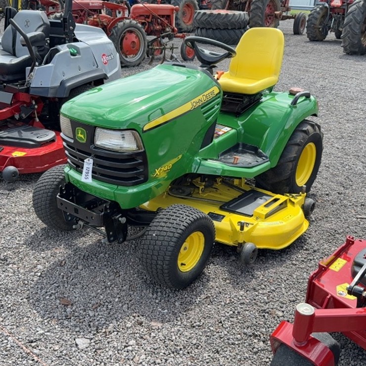 JOHN DEERE X740