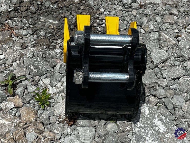 unused-2026-ce-8in-toothed-bucket-image-5
