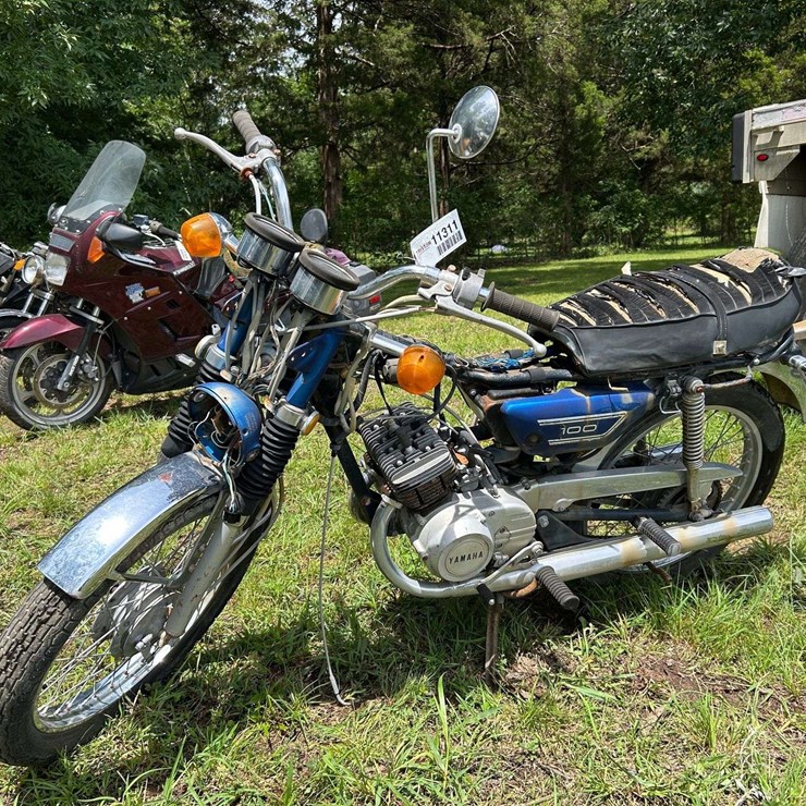 YAMAHA 100 Motorcycle