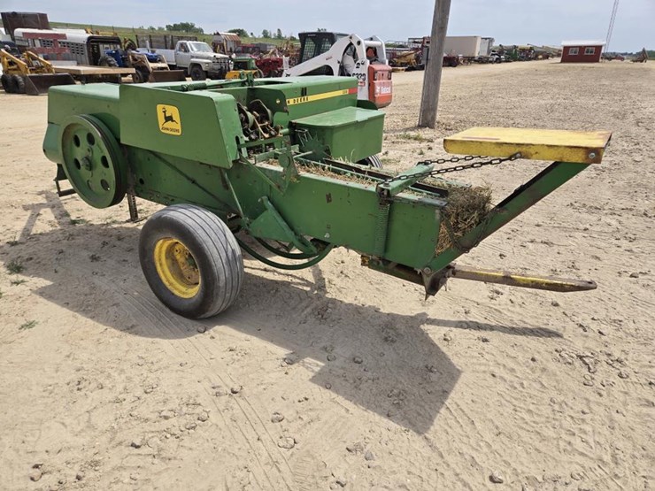 john-deere-336-image-8