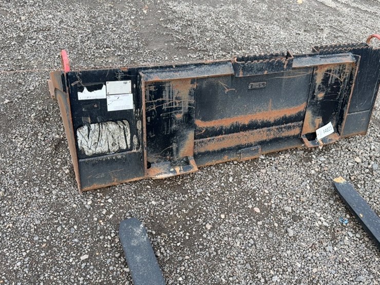 #2042-•-cat-66"-skid-steer-smooth-bucket-image-3