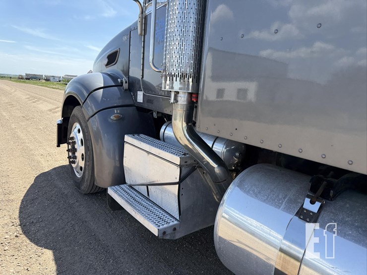2009-peterbilt-386-image-46