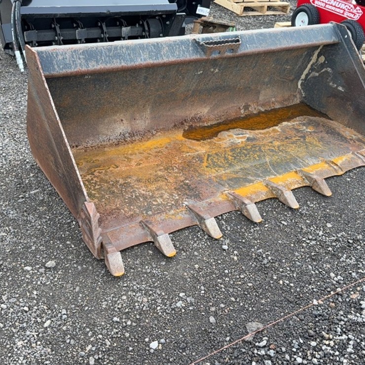 #2052 • KUBOTA 78" SKID STEER TOOTH BUCKET