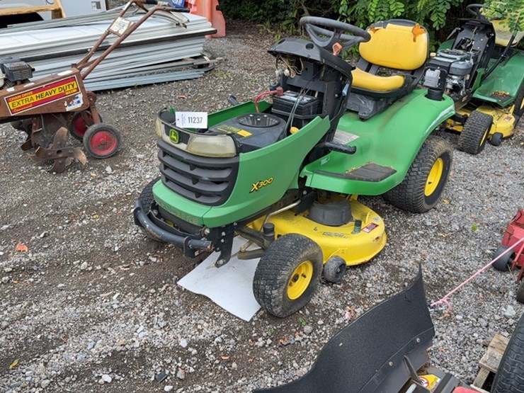 john-deere-x300-image-1