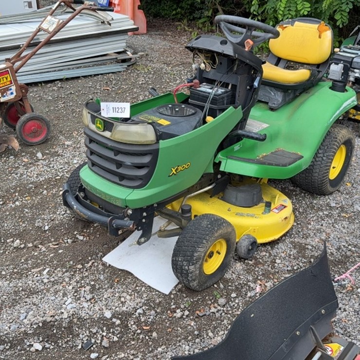 JOHN DEERE X300