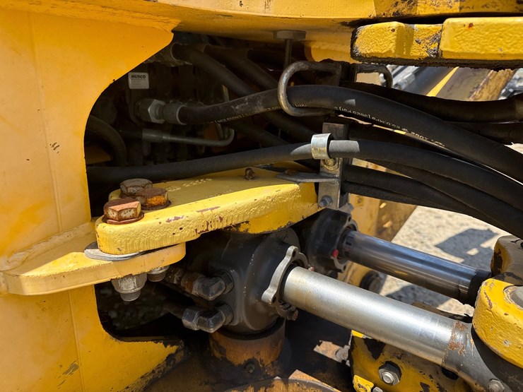 2009-new-holland-b95b-image-10