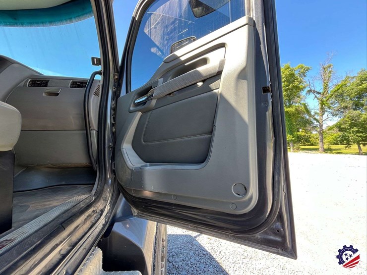 2017-kenworth-t680-image-60
