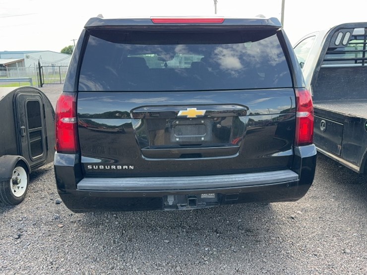 2015-chevrolet-suburban-image-7