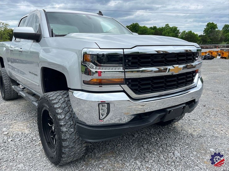 2017-chevrolet-silverado-lt-pickup-truck-image-14