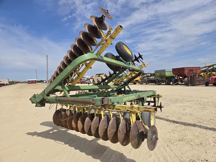 john-deere-220-image-9