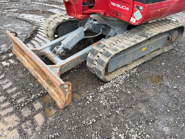 takeuchi-tb230-image-12