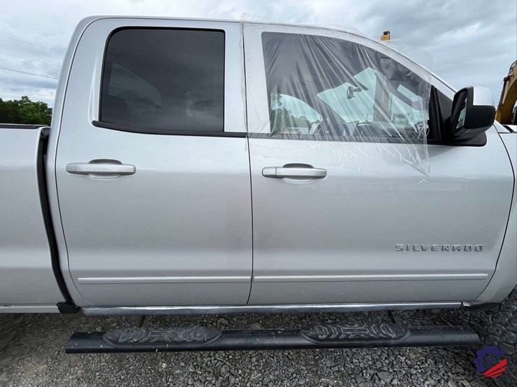 2017-chevrolet-silverado-lt-pickup-truck-image-42
